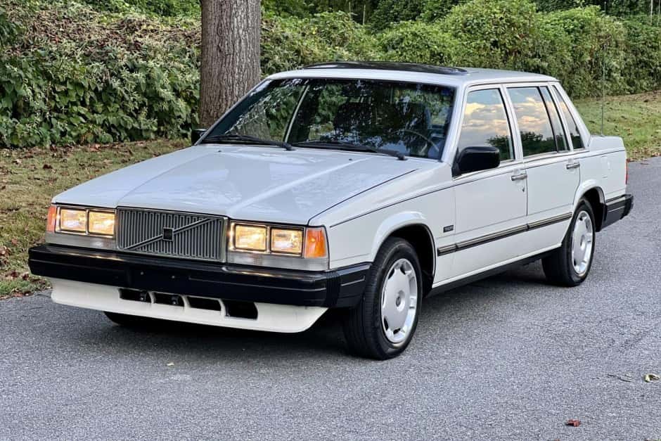 1989 Volvo 700-Series sold for $10,550