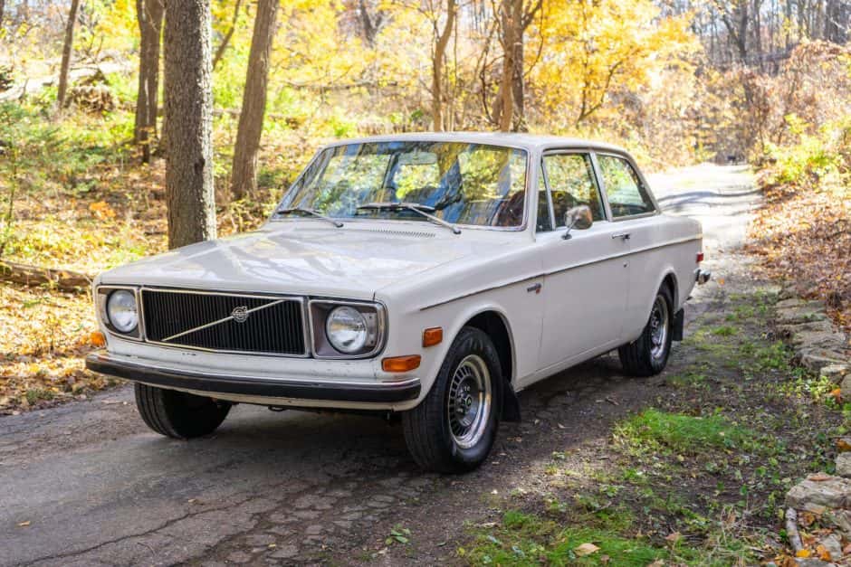 1971 Volvo 140 sold for $9,200