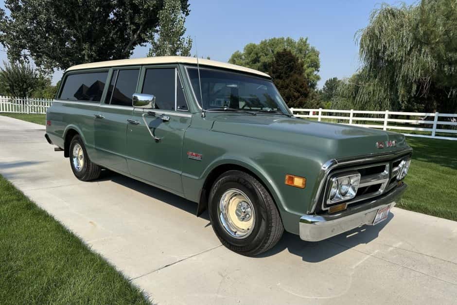 1971 GMC Suburban (1967-1972) sold for $18,850