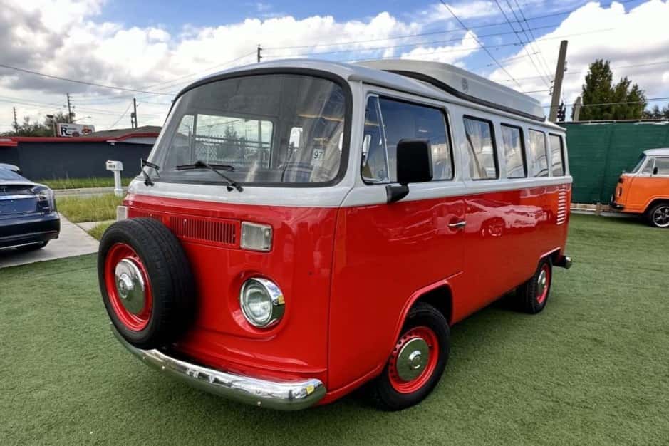 1989 Volkswagen Bay-Window Camper sold for $11,239