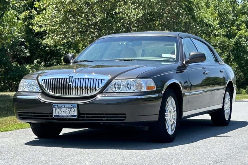 2007 Lincoln Town Car sold for $15,000