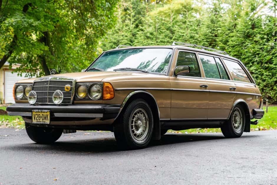 1983 Mercedes-Benz W123 sold for $9,500