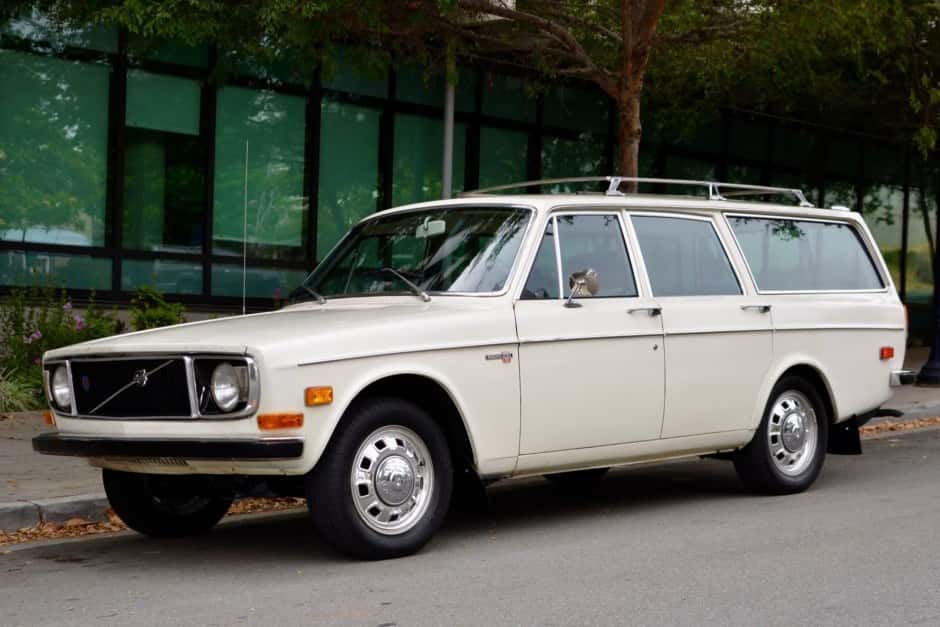 1971 Volvo 140 sold for $8,000