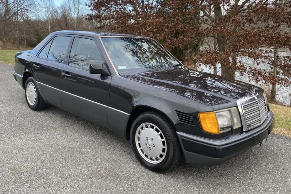 1991 Mercedes-Benz W124 E-Class sold for $9,311