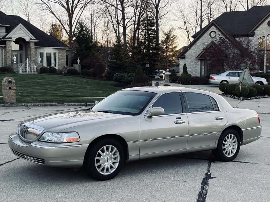 2007 Lincoln Town Car sold for $13,250