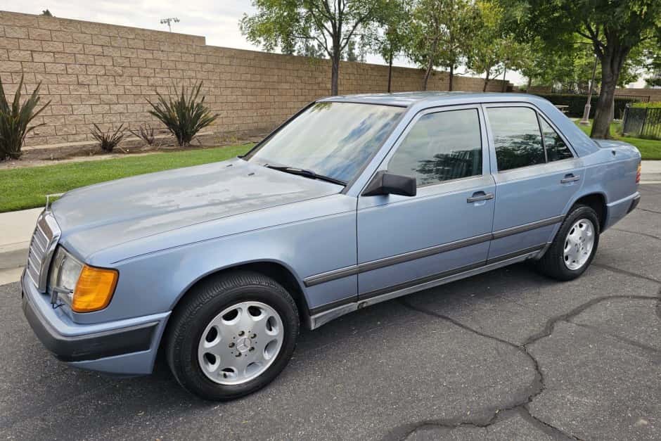 1987 Mercedes-Benz W124 E-Class sold for $4,600
