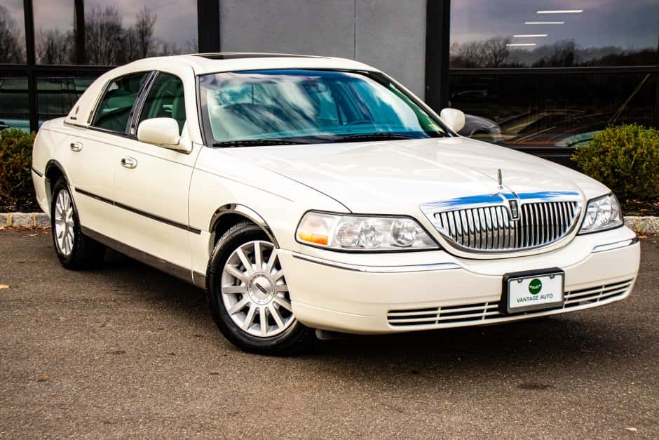 2006 Lincoln Town Car sold for $12,900
