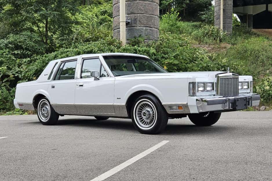 1986 Lincoln Town Car sold for $12,750