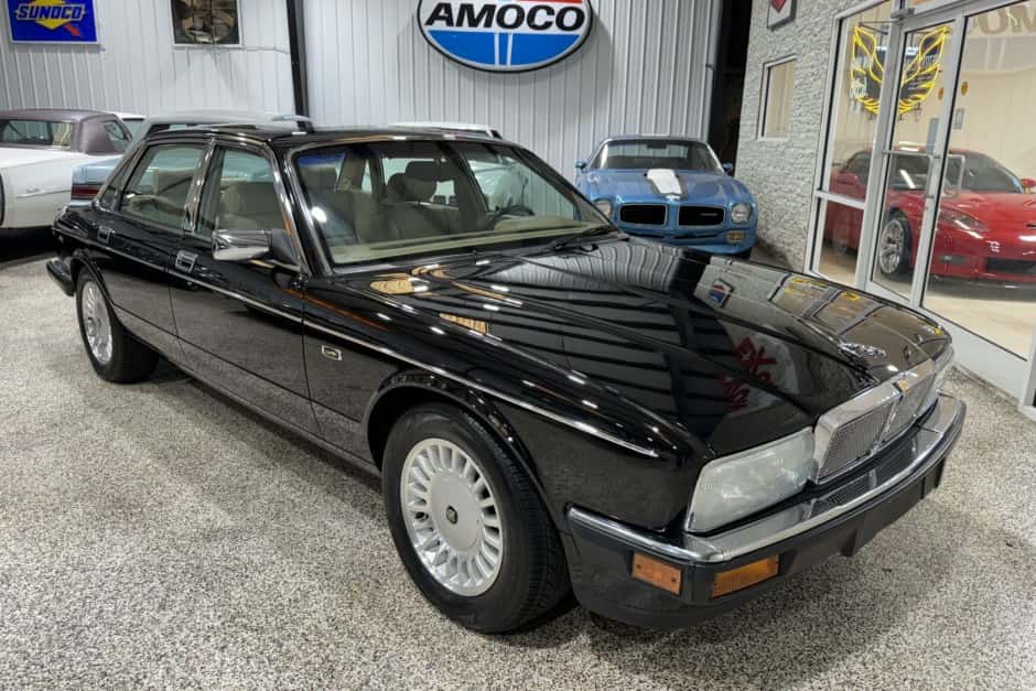 1994 Jaguar XJ40 XJ (1988-1994) sold for $17,250