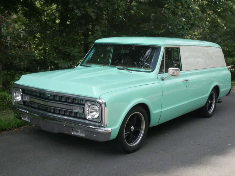 1970 Chevrolet Suburban (1967-1972) sold for $8,500