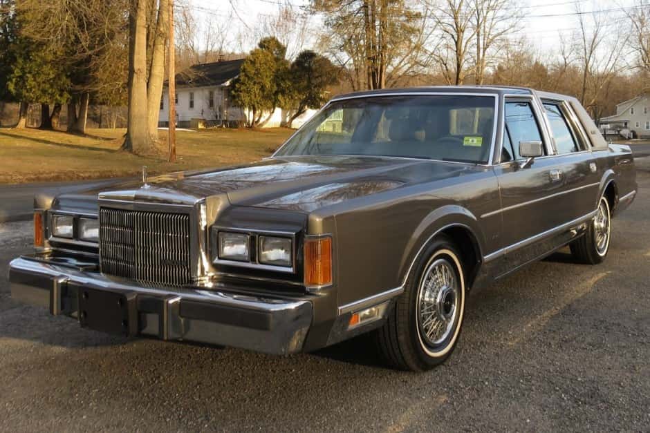 1989 Lincoln Town Car sold for $14,500
