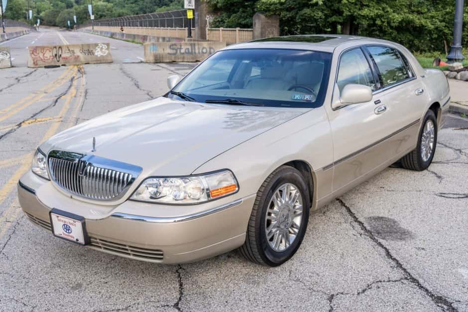 2006 Lincoln Town Car sold for $10,250