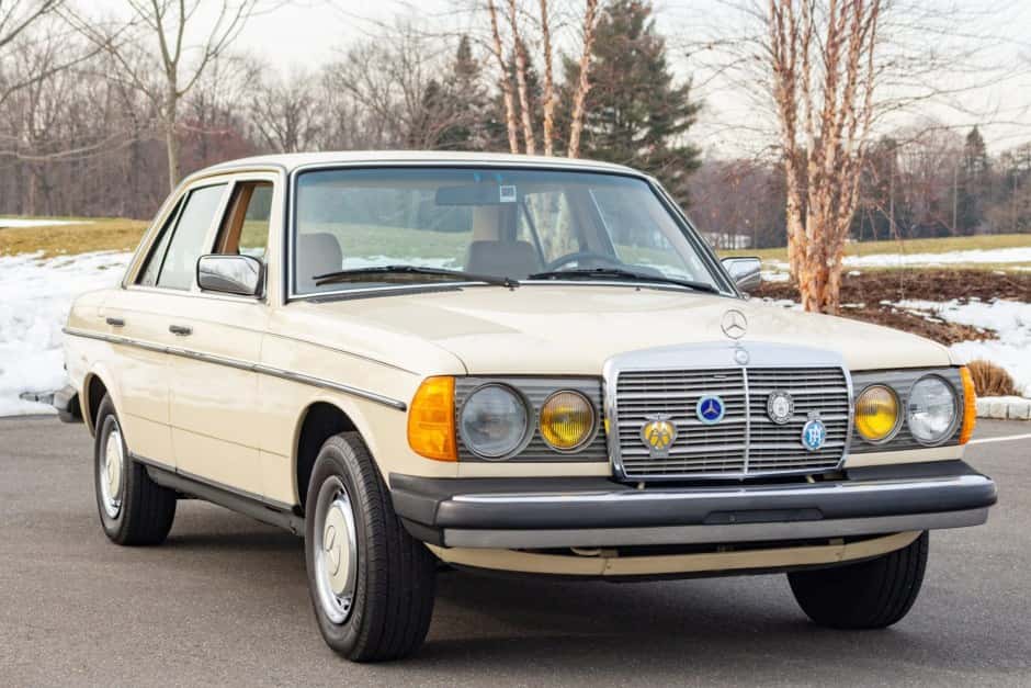 1982 Mercedes-Benz W123 sold for $26,000