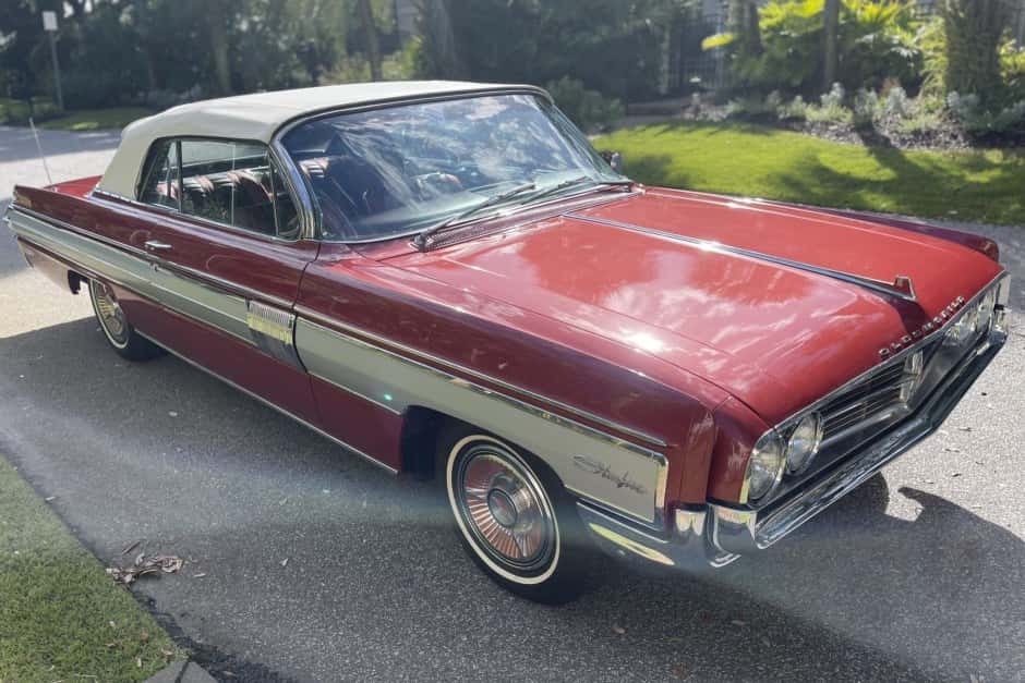 1962 Oldsmobile Starfire sold for $33,500