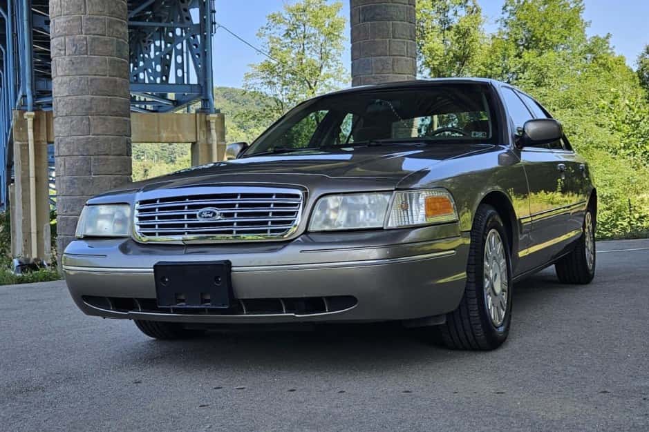 2003 Ford Crown Victoria sold for $8,555