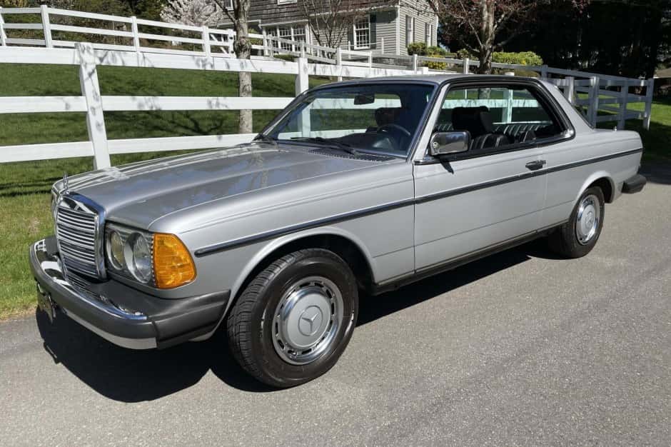 1978 Mercedes-Benz W123 sold for $19,800