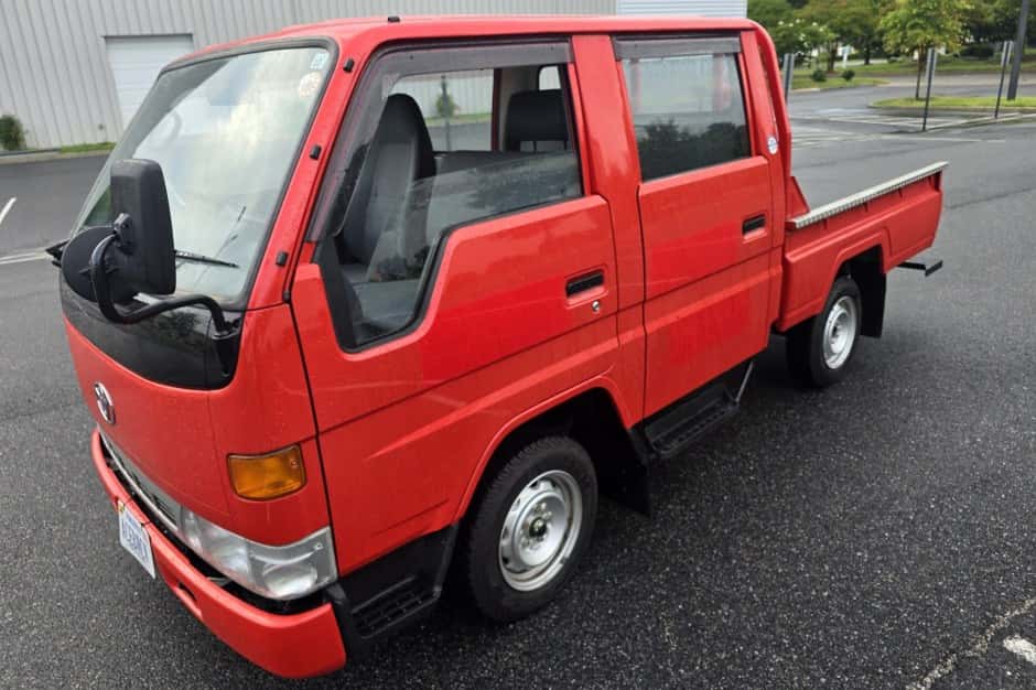 1996 Toyota HiAce sold for $8,933