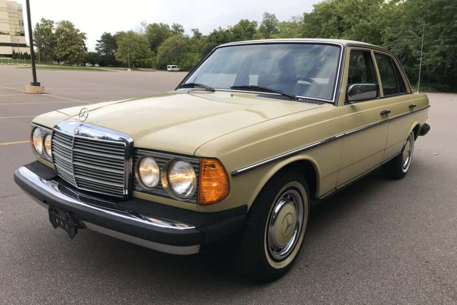 1979 Mercedes-Benz W123 sold for $7,525