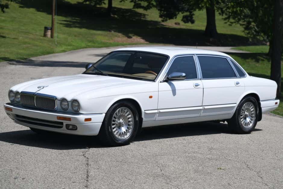 1996 Jaguar X300 XJ (1995-1997) sold for $4,400