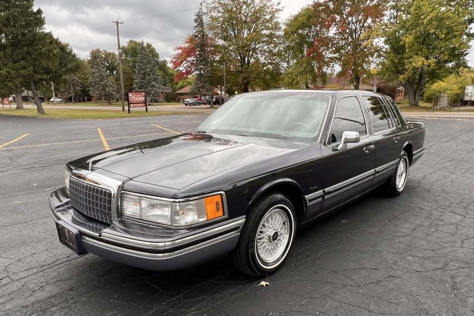 1994 Lincoln Town Car sold for $19,250