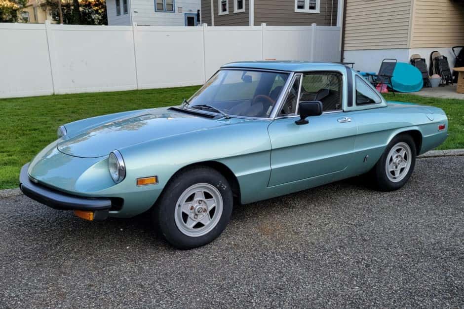 1982 Alfa Romeo 105/115 Spider Series 3 sold for $4,600
