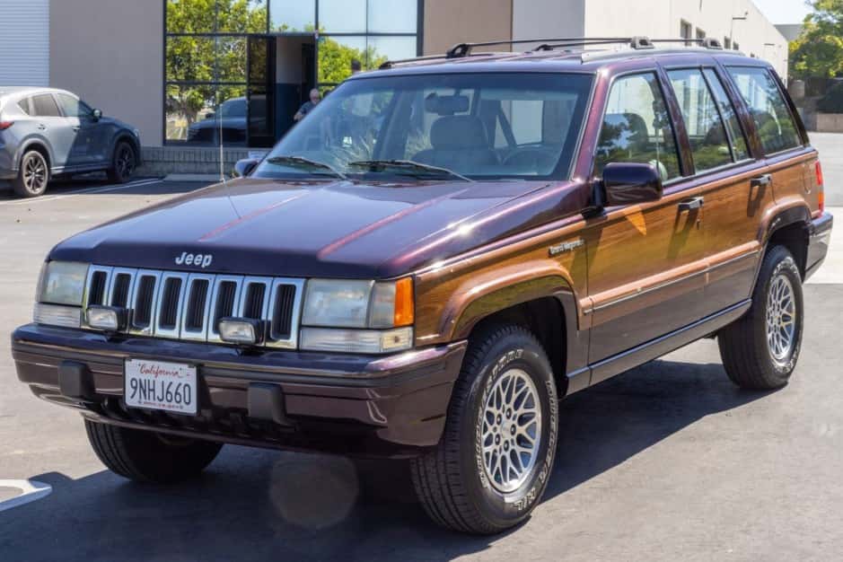 1993 Jeep ZJ Grand Wagoneer sold for $7,001