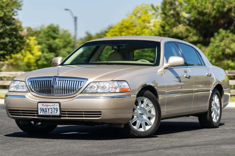 2006 Lincoln Town Car sold for $10,750