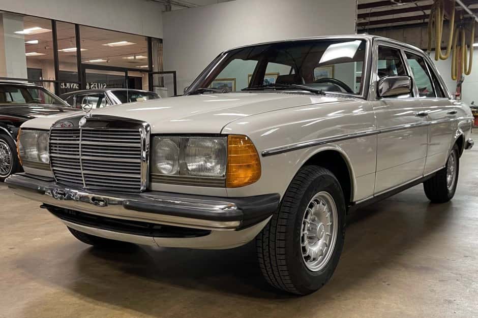 1982 Mercedes-Benz W123 sold for $10,750