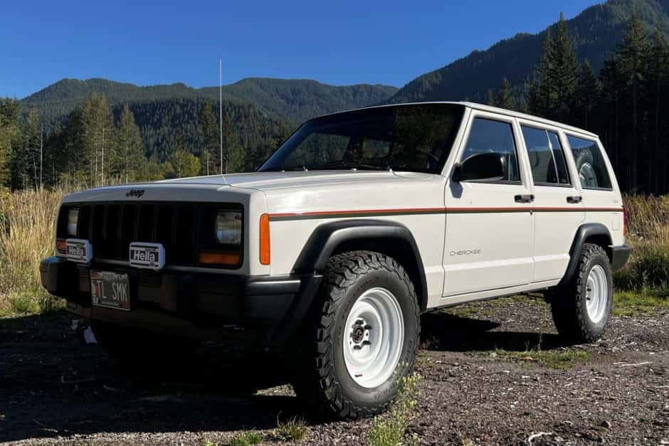 1997 Jeep XJ Cherokee sold for $9,250