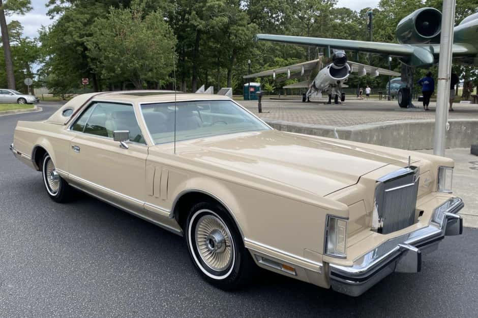 1979 Lincoln Continental Mark V (1977-1979) sold for $10,550