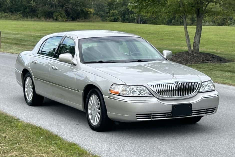 2005 Lincoln Town Car sold for $14,000