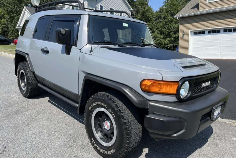 2013 Toyota FJ Cruiser sold for $32,000
