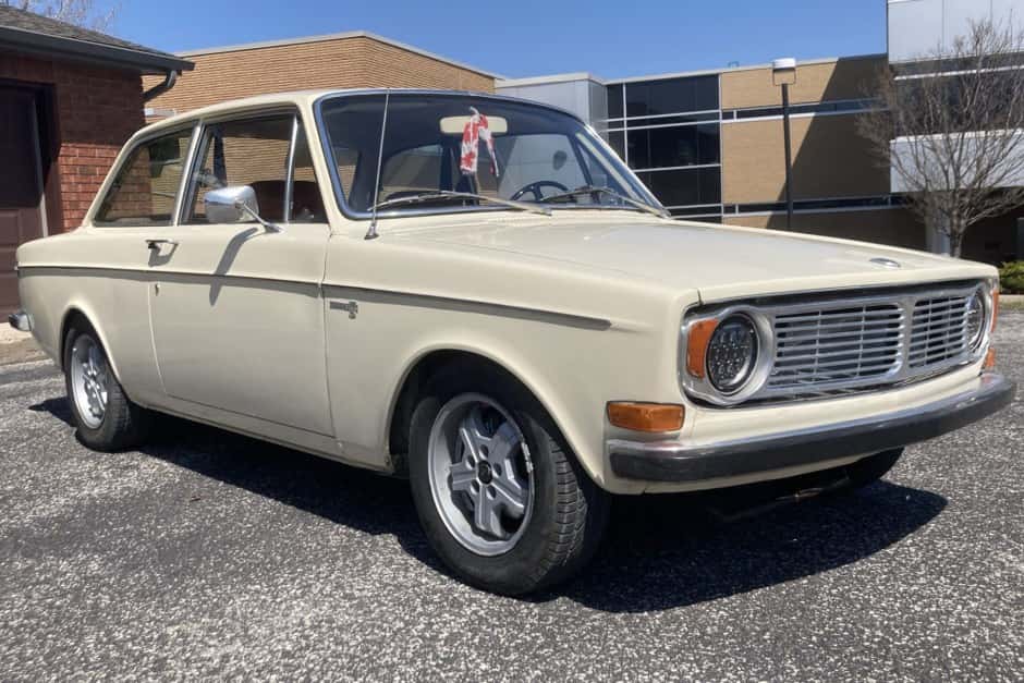 1969 Volvo 140 sold for $8,600