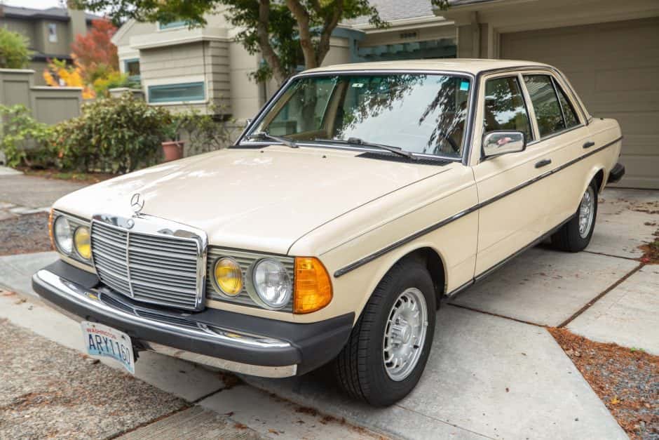 1983 Mercedes-Benz W123 sold for $7,100