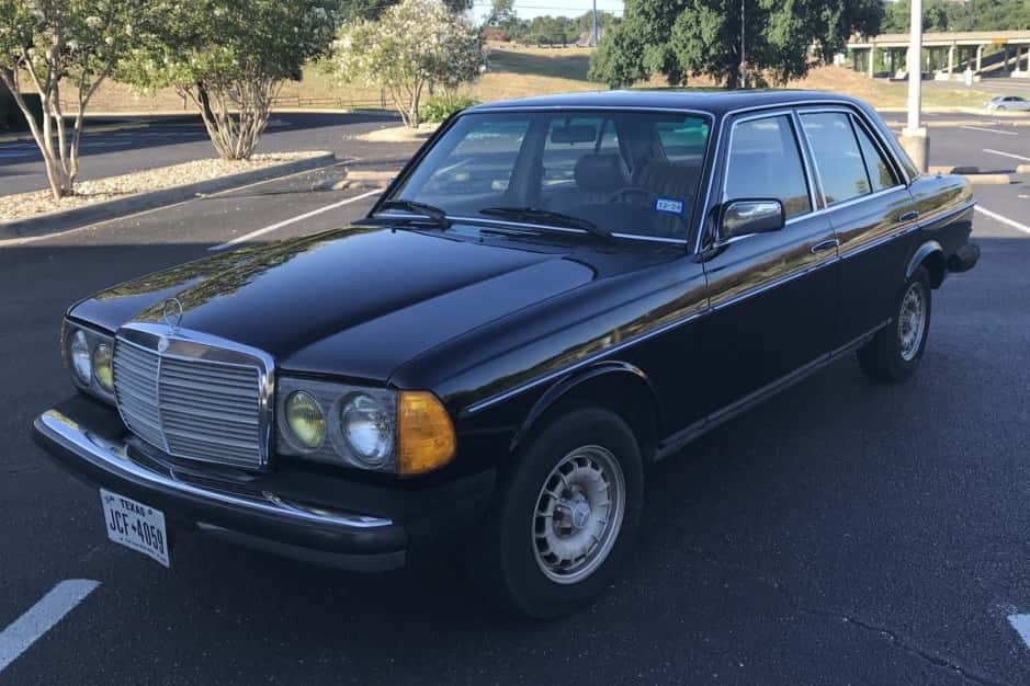 1983 Mercedes-Benz W123 sold for $5,975