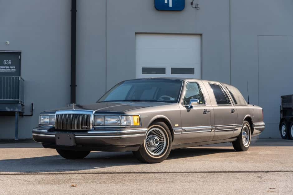 1992 Lincoln Town Car sold for $9,850