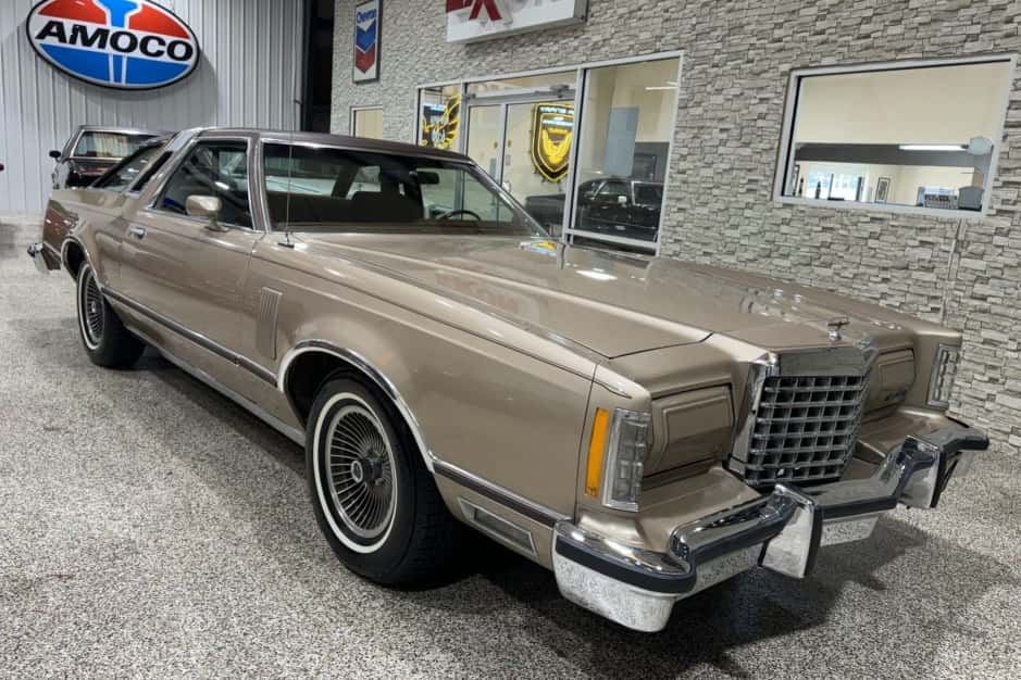 1977 Ford Thunderbird (1977-1979) sold for $8,777