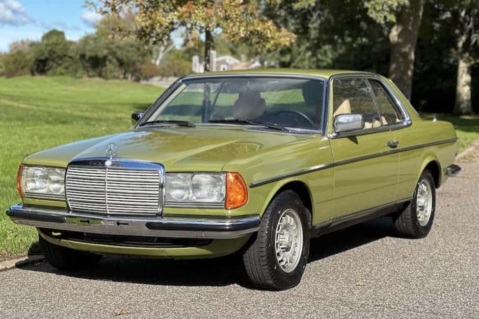 1980 Mercedes-Benz W123 sold for $20,899