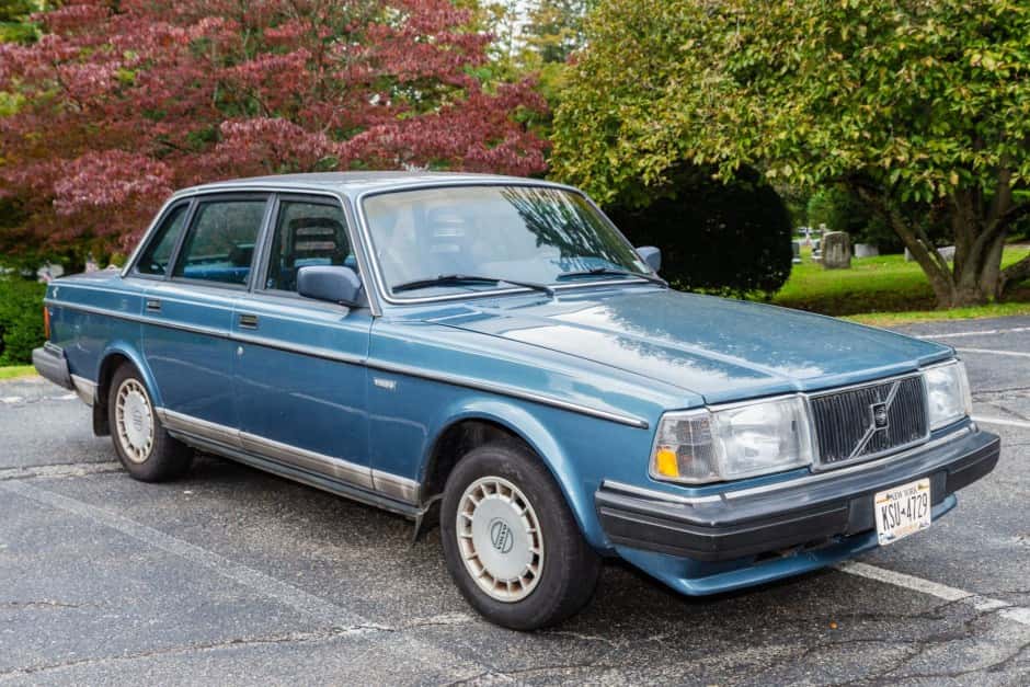 1986 Volvo 240 sold for $4,575