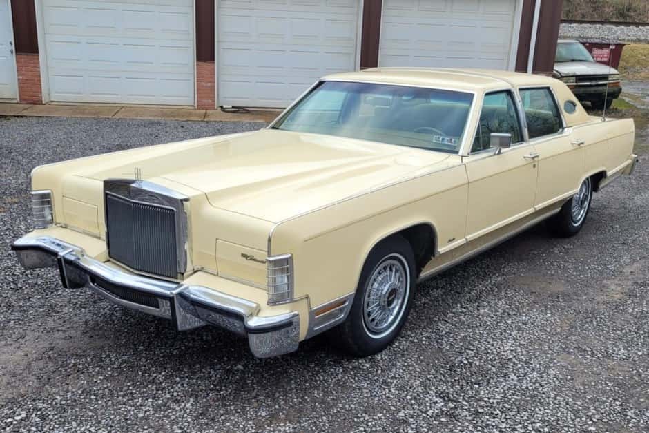 1978 Lincoln Town Car sold for $13,000