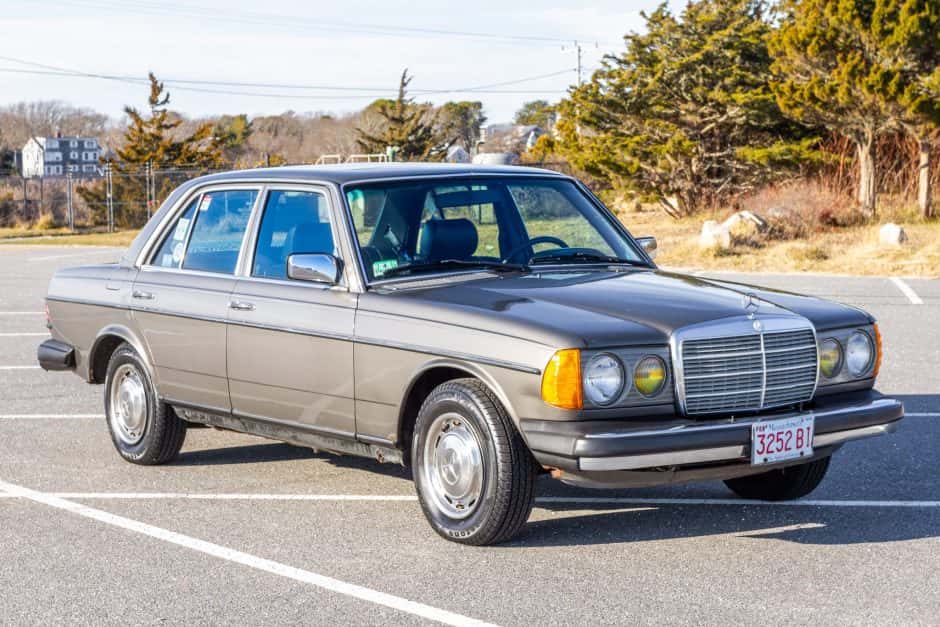 1982 Mercedes-Benz W123 sold for $5,200