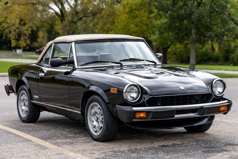 1983 Fiat 124 Spider (1966-1985) sold for $8,800