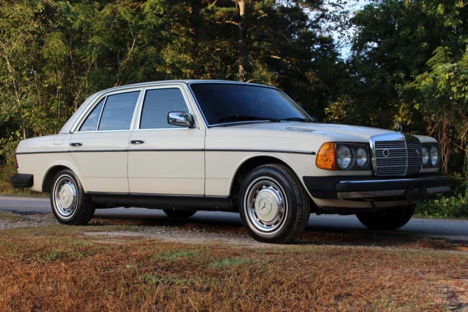 1979 Mercedes-Benz W123 sold for $6,200