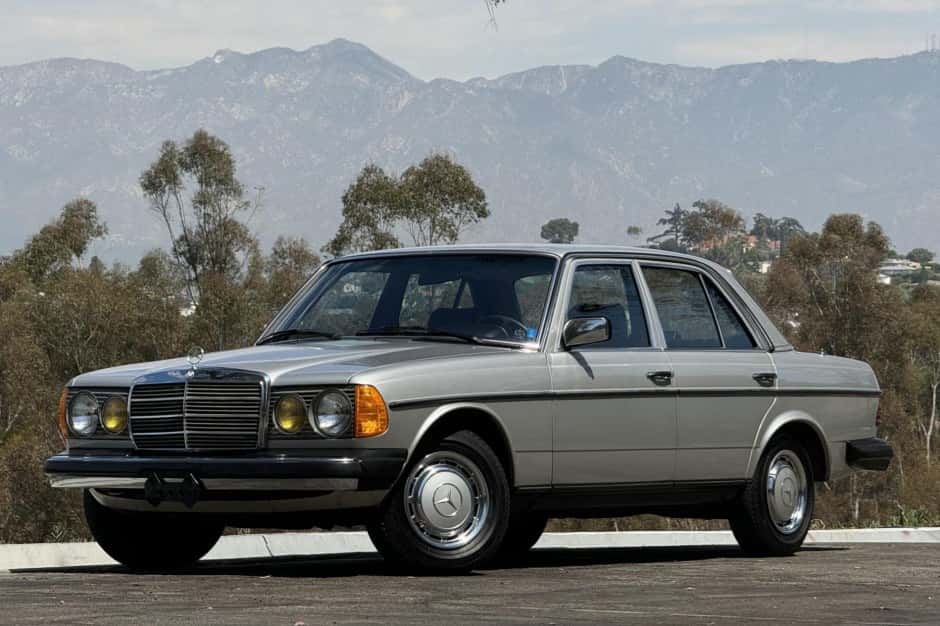 1982 Mercedes-Benz W123 sold for $20,200