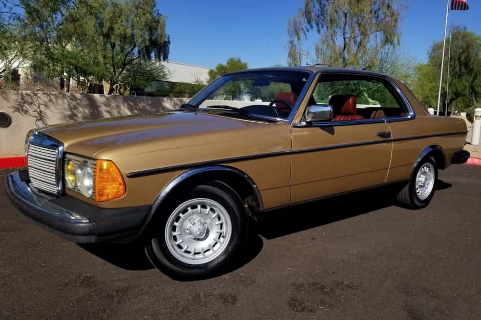1984 Mercedes-Benz W123 sold for $17,000