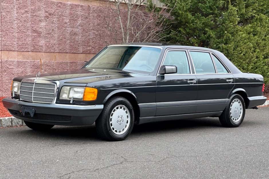 1991 Mercedes-Benz W126 S-Class sold for $18,500