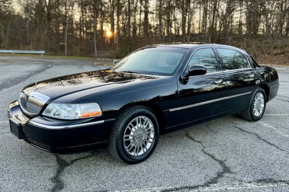 2008 Lincoln Town Car sold for $23,750