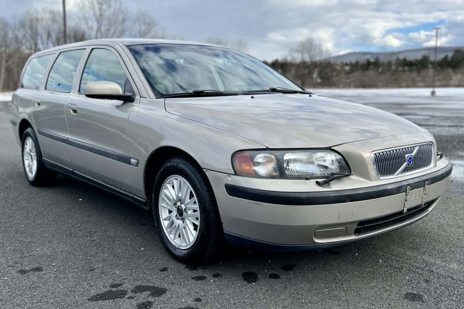 2004 Volvo V70 sold for $9,200