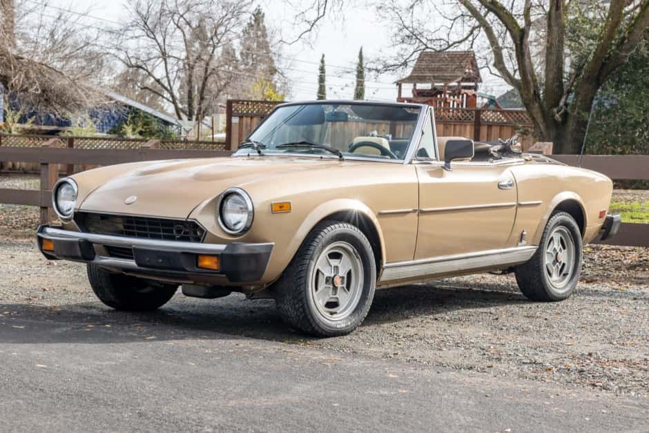 1981 Fiat 124 Spider (1966-1985) sold for $8,800