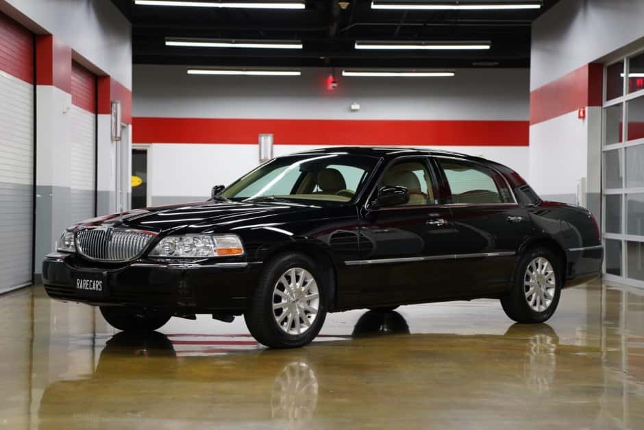 2007 Lincoln Town Car sold for $19,500